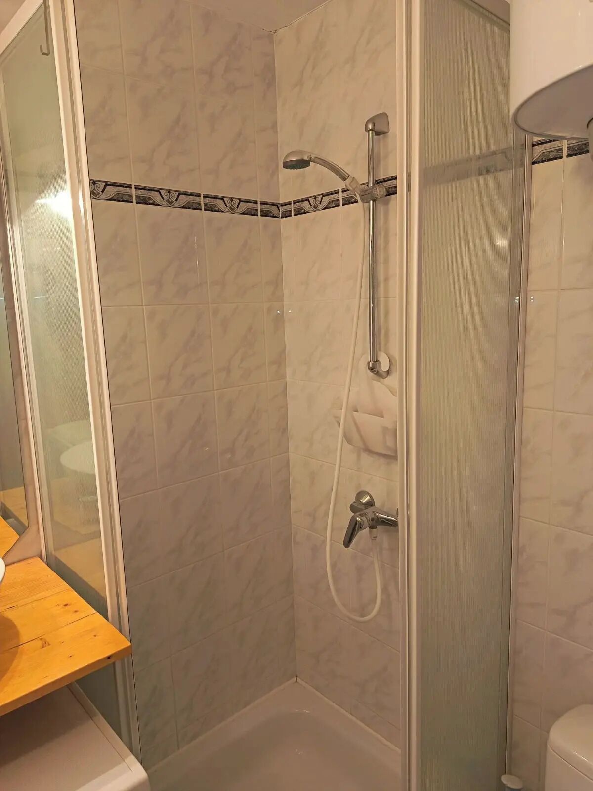 Secadora de cabello, toallas, jabón, papel de baño 