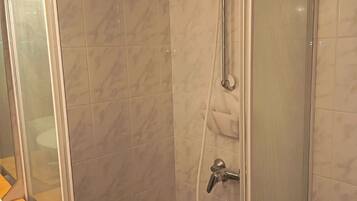 Secadora de cabello, toallas, jabón, papel de baño