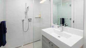 Regadera, toallas, jabón, papel de baño