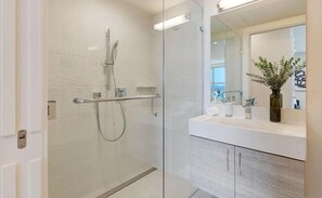 Shower, towels, soap, toilet paper - Sunny 2BR Mission Apartment Near Dolores Park, Cafes & Transit (San Francisco)