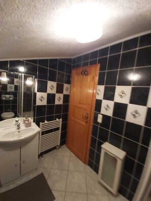 Shower, hair dryer, towels, soap - Pansion Dovodja - Close to the beach and the center - your vacation home / Apartment 9 (Vodice)