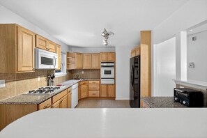 Réfrigérateur, four à micro-ondes, un four, surface de cuisson