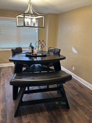 Dining - Stay-4-Awhile, Modern, comfy centrally-located home in Wilmington, DE (Wilmington)
