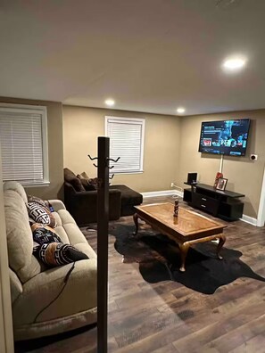 Living area - Stay-4-Awhile, Modern, comfy centrally-located home in Wilmington, DE (Wilmington)
