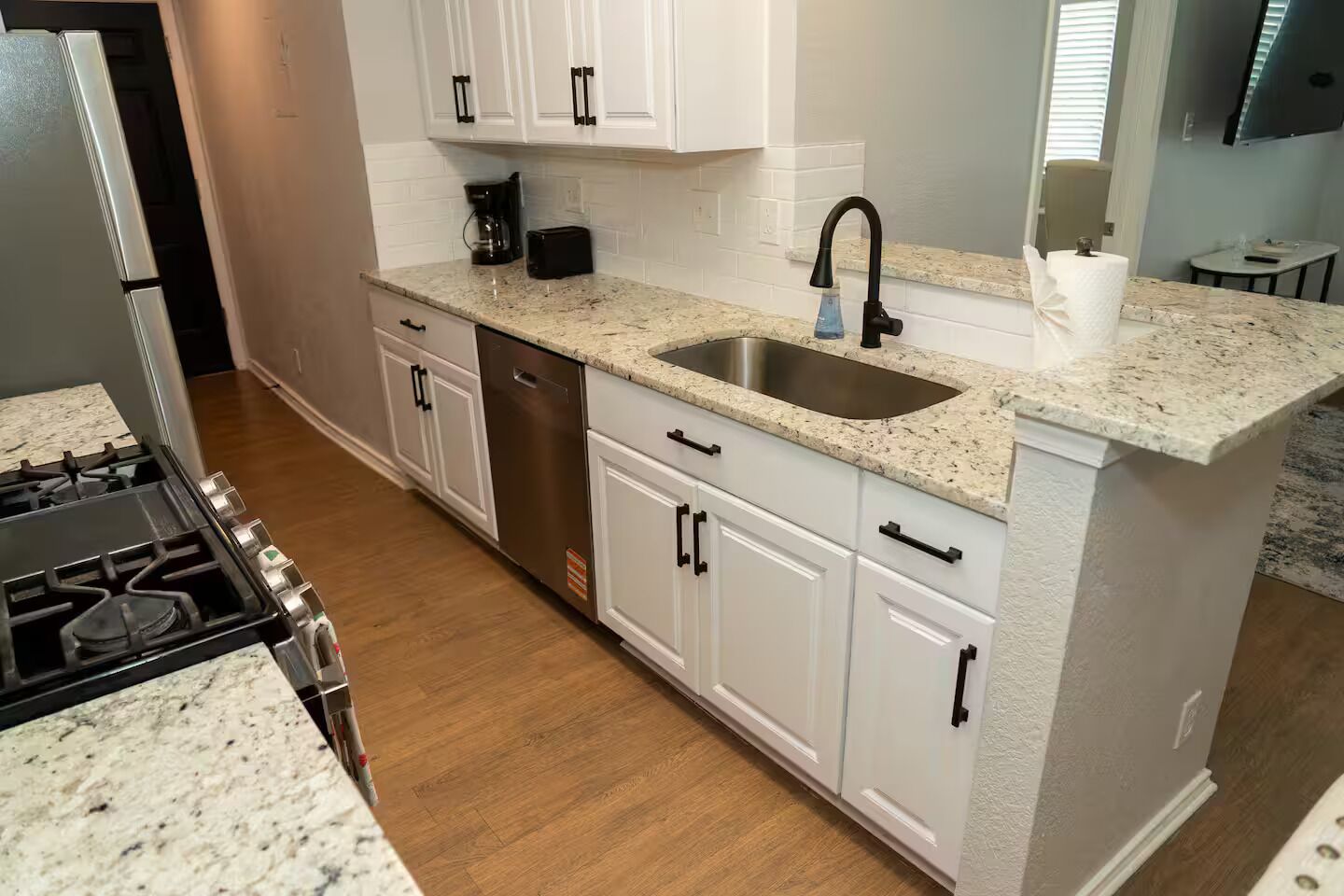 Een koelkast, een magnetron, een oven, een kookplaat