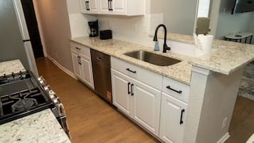 Een koelkast, een magnetron, een oven, een kookplaat