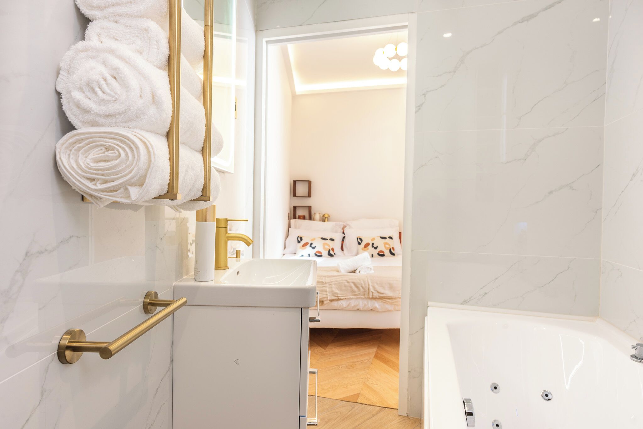 Een haardroger, handdoeken, toiletpapier