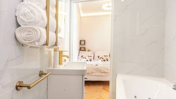 Een haardroger, handdoeken, toiletpapier