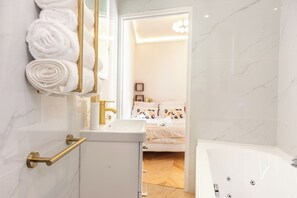 Een haardroger, handdoeken, toiletpapier