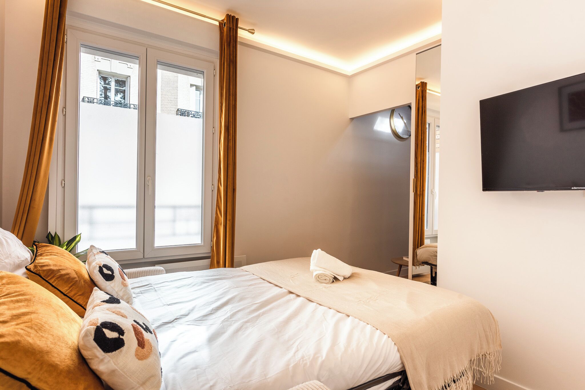 1 slaapkamer, een strijkplank/strijkijzer, internet, beddengoed