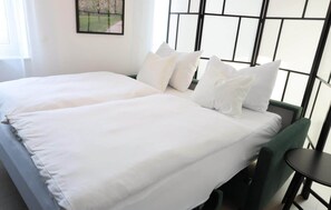 2 bedrooms, travel crib, free WiFi, bed sheets