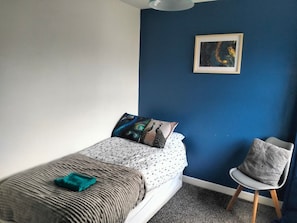 6 bedrooms, desk, iron/ironing board, travel cot