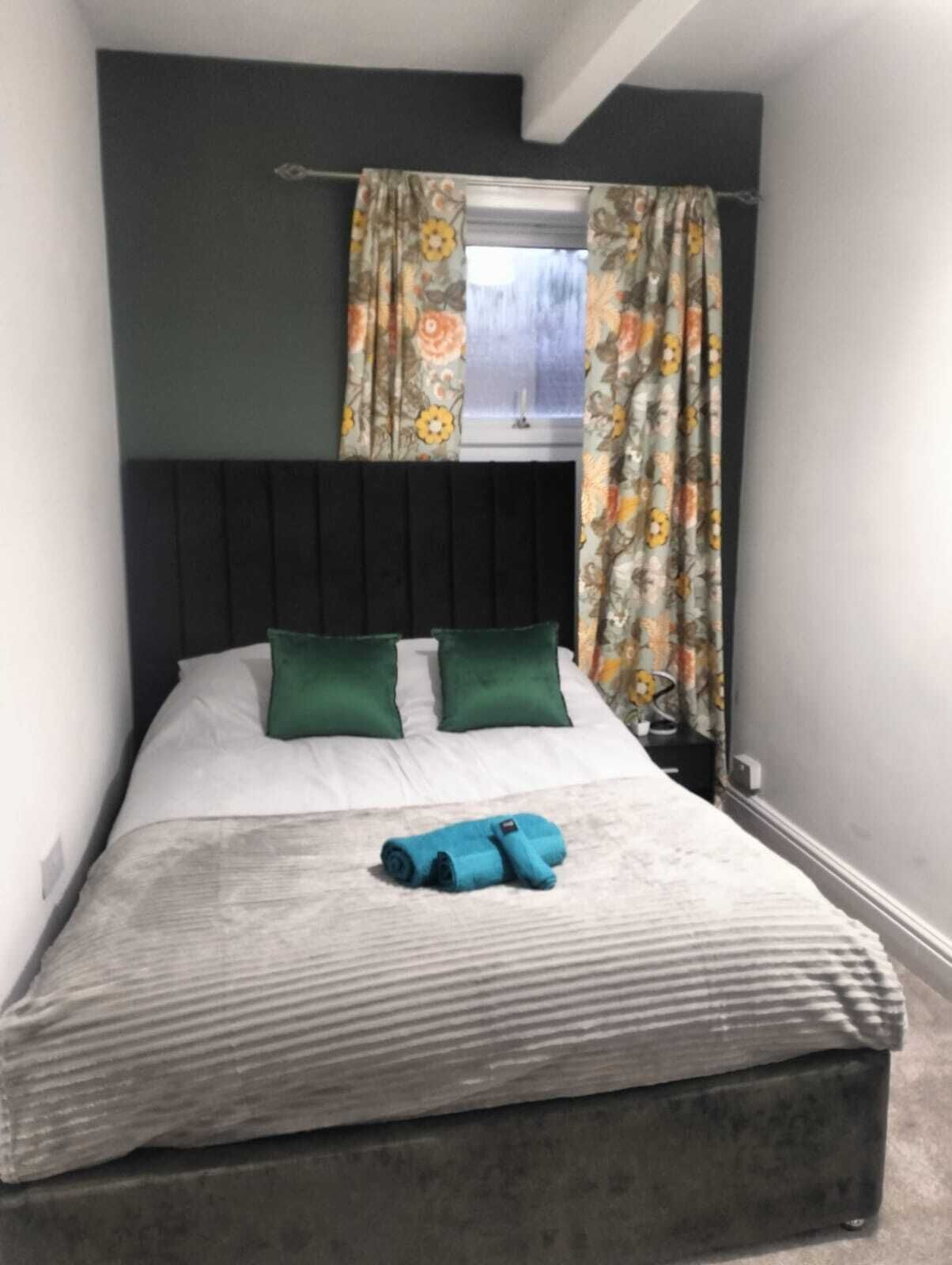 6 bedrooms, desk, iron/ironing board, travel crib