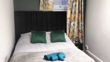 6 bedrooms, desk, iron/ironing board, travel crib