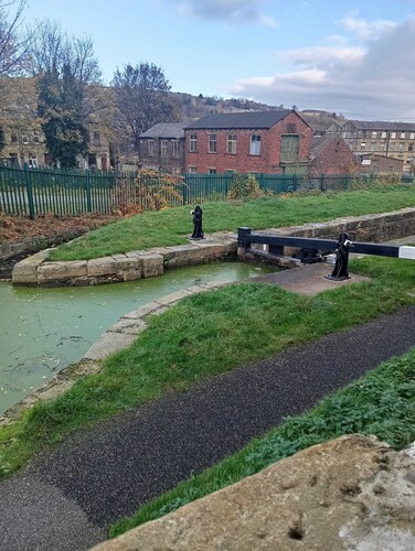Canalside View House - Modern 11 Bed Retreat in the Yorkshire Dales
