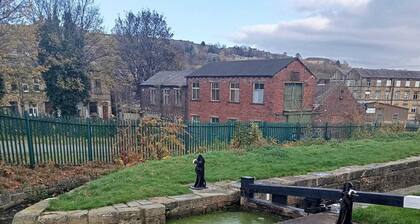 Canalside View House - Modern 11 Bed Retreat in the Yorkshire Dales