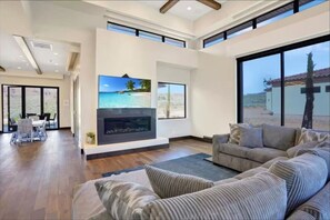 TV, fireplace - `Zion Luxe` Home in Virgin (Virgin)