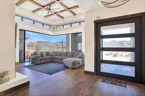 TV, fireplace - `Zion Luxe` Home in Virgin (Virgin)