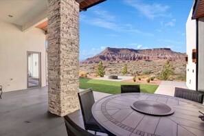 Outdoor dining - `Zion Luxe` Home in Virgin (Virgin)