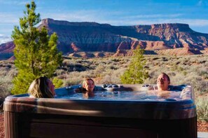 Outdoor spa tub - `Zion Luxe` Home in Virgin (Virgin)