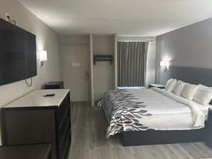 Superior Room, 1 King Bed, Non Smoking, Jetted Tub | Desk, blackout drapes, free WiFi, bed sheets - Red Roof Inn Media, PA (Media)