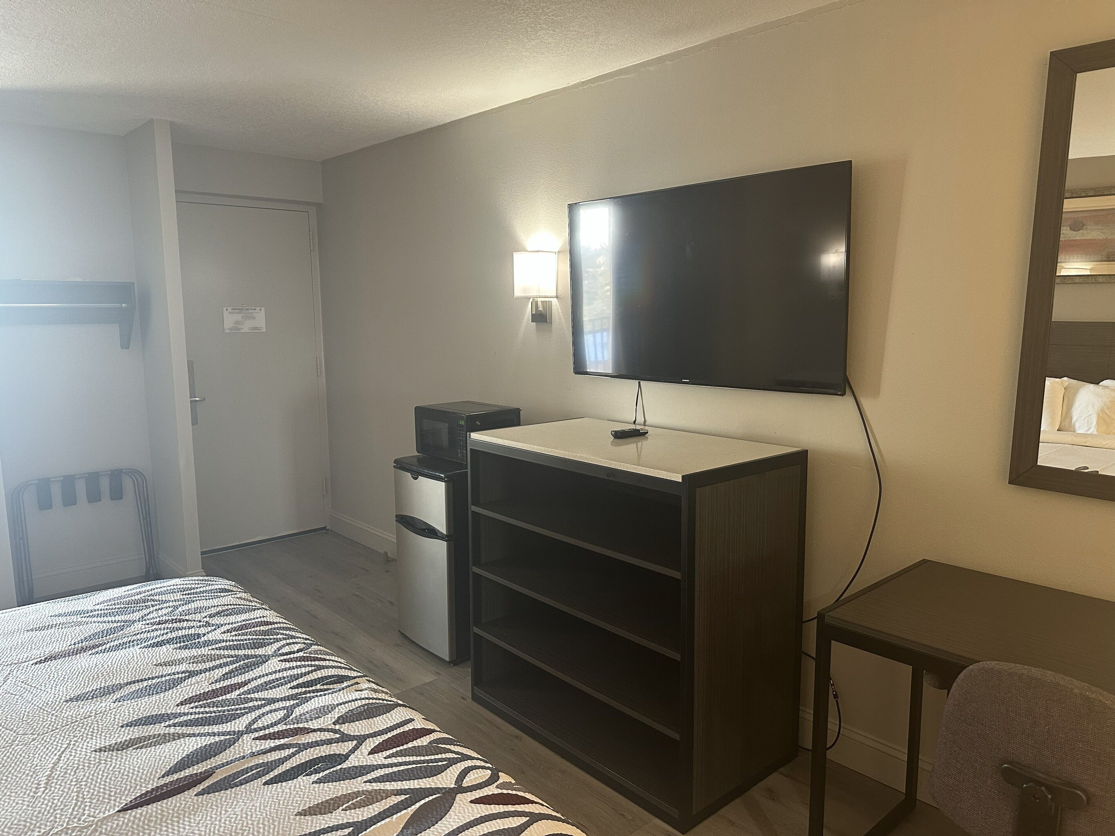 Escritorio, cortinas blackout, wifi gratis y ropa de cama 