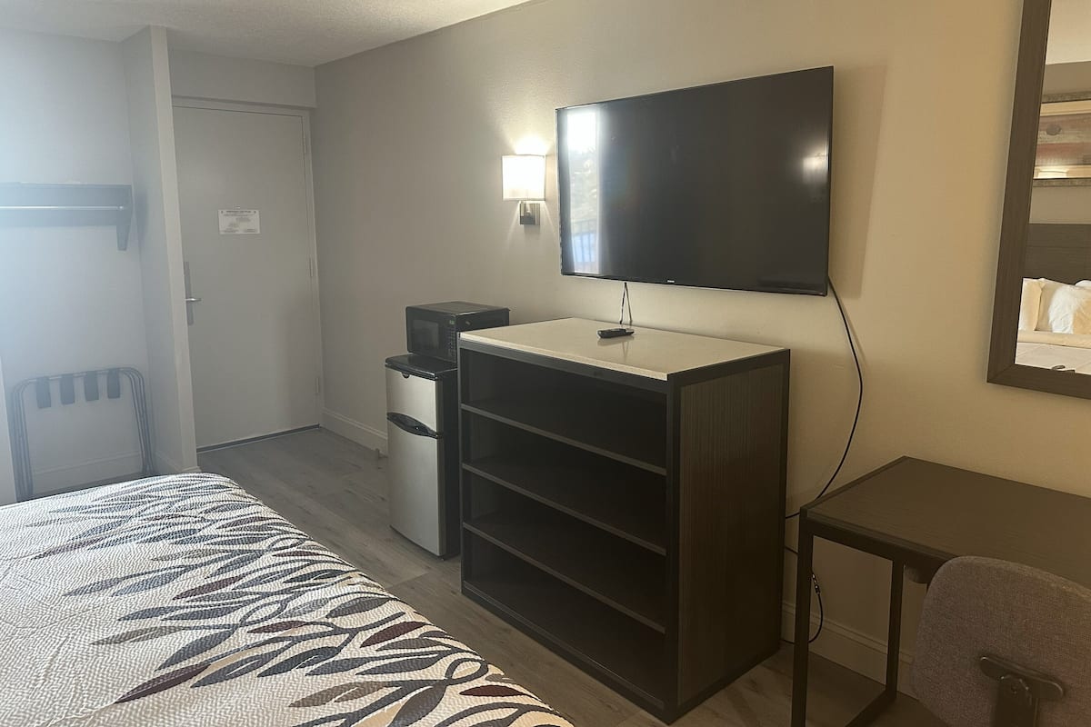 Desk, blackout drapes, free WiFi, bed sheets