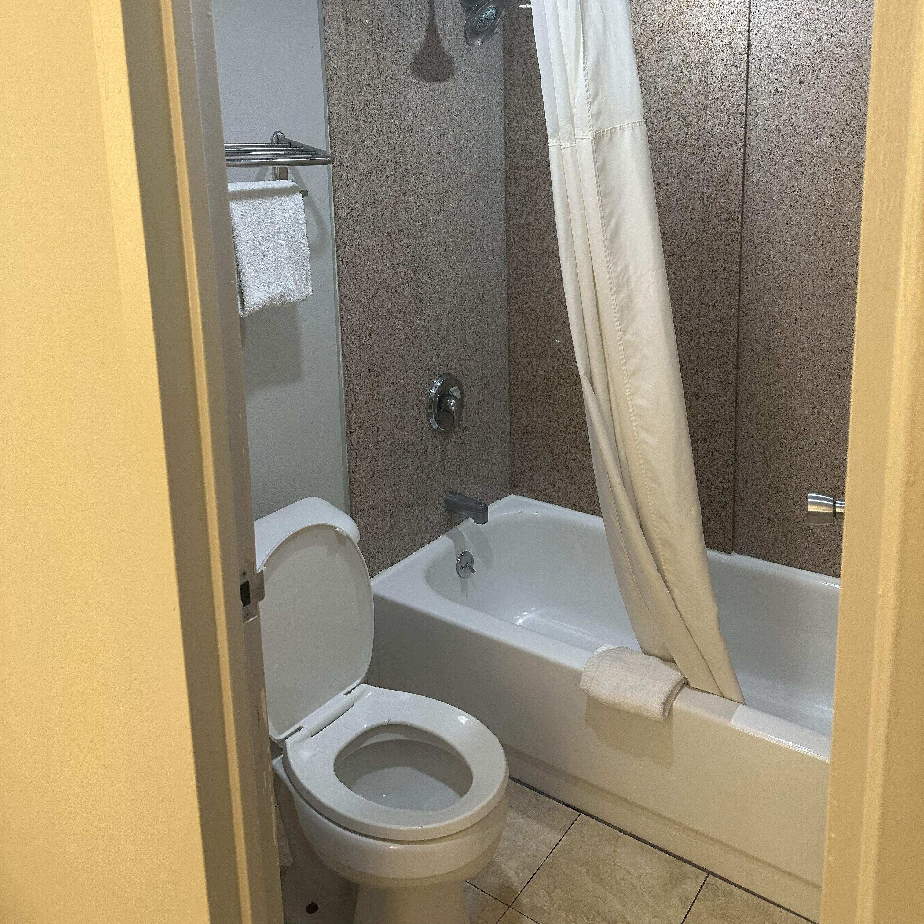 Amenidades de baño gratuitas, secadora de cabello, toallas 