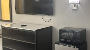 Superior Room, 1 King Bed, Non Smoking, Jetted Tub | Desk, blackout drapes, free WiFi, bed sheets