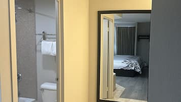Superior Room, 1 King Bed, Non Smoking, Jetted Tub | Bathroom