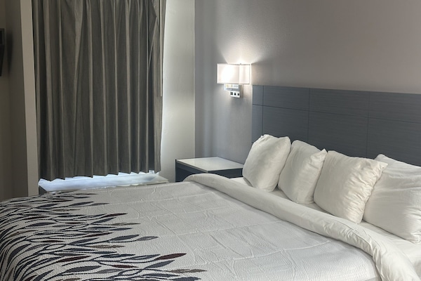 Superior Room, 1 King Bed, Non Smoking, Jetted Tub | Desk, blackout drapes, WiFi (free), bed sheets