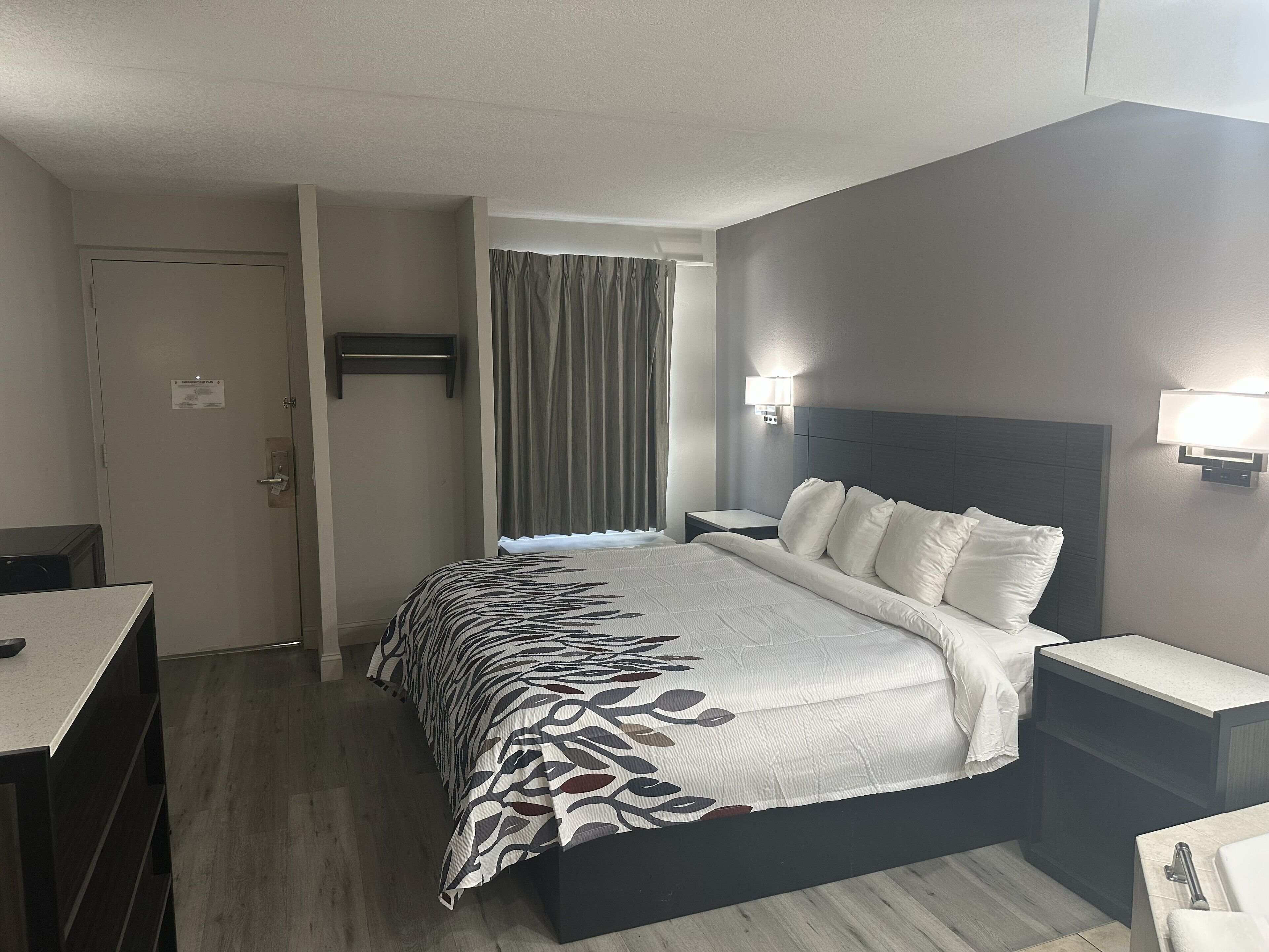 高級客房, 1 張特大雙人床, 非吸煙房, 按摩浴缸 | 書桌、遮光布/窗簾、免費無線上網、床單