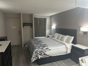 Superior Room, 1 King Bed, Non Smoking, Jetted Tub | Desk, blackout drapes, free WiFi, bed sheets - Red Roof Inn Media, PA (Media)