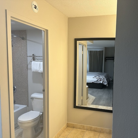 Superior Room, 1 King Bed, Non Smoking, Jetted Tub | Bathroom. Red Roof Inn Media, PA