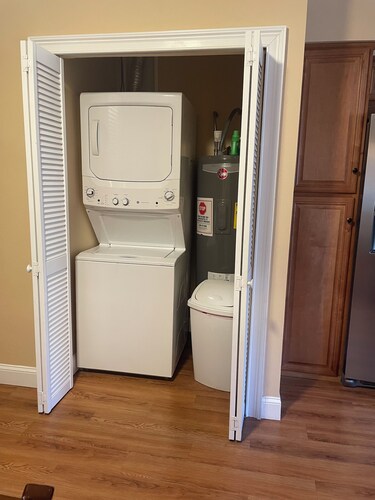 Blue Moon #203 2-bedroom 1-ba in charming downtown Clayton w/AC & Heat walking d