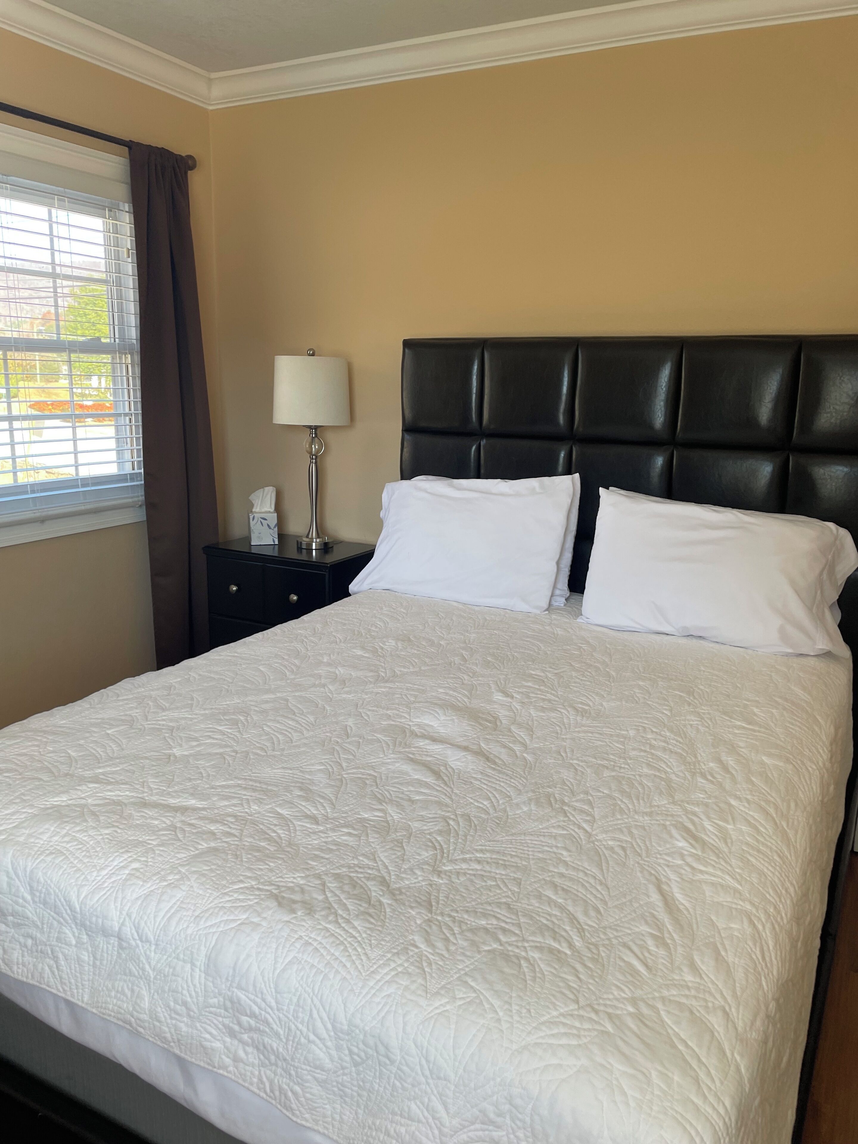 Iron/ironing board, free WiFi, bed sheets