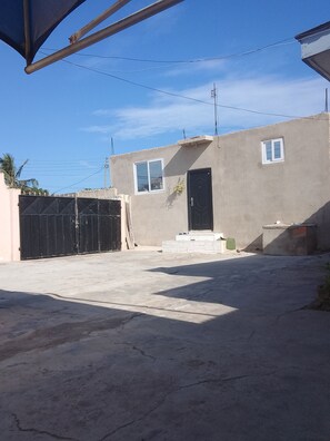 Property grounds - Wonderful 1-bedroom house with AC in vibrant Accra Coco beach (Accra)