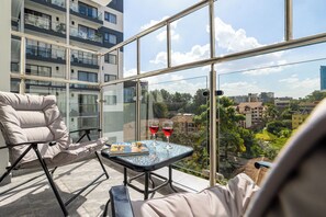 Outdoor dining - Classy 3 Bed Apartment with Balcony/Gym/Pool in upmarket Westlands Nairobi (Nairobi)