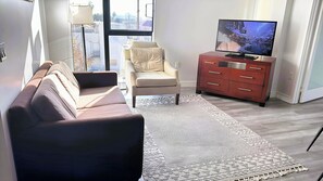 Smart TV - Chic Hollywood 2BR Exclusive Residence: Complimentary AC, WiFi & Parking (Los Angeles)