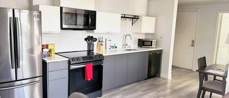 Køleskab, mikrobølgeovn, ovn, kogeplade