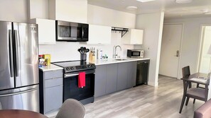 Frigorifero, microonde, forno, piano cottura