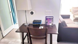 Interior - Chic Hollywood 2BR Exclusive Residence: Complimentary AC, WiFi & Parking (Los Angeles)