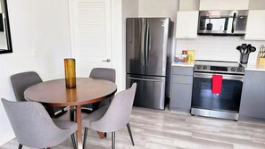 Fridge, microwave, oven, stovetop - Chic Hollywood 2BR Exclusive Residence: Complimentary AC, WiFi & Parking (Los Angeles)