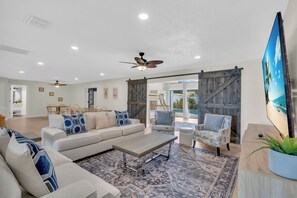 Living area - Stylish 3000SQFT Pool & Hot Tub Home on Half Acre (Bradenton)