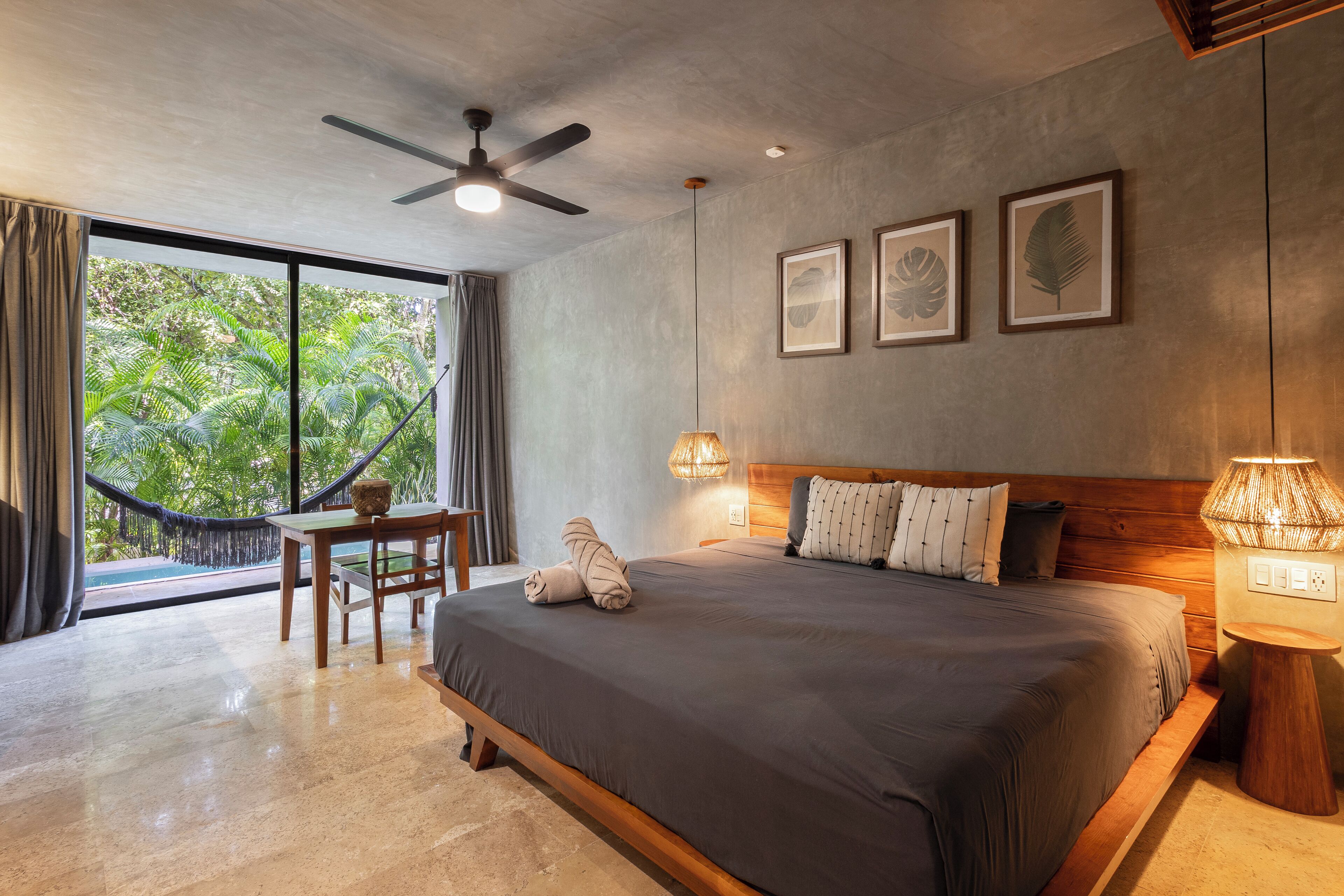 สตูดิโอ, ลานระเบียง, วิวสระว่ายน้ำ | ตู้นิรภัยในห้องพัก, พื้นที่ทำงานแบบใช้แล็ปท็อป, ผ้าม่านกันแสง