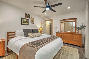 2 bedrooms, desk, iron/ironing board, travel cot - Vacations on Vines - 2BR Home close to JCMC, ETSU, & Downtown JC (Johnson City)