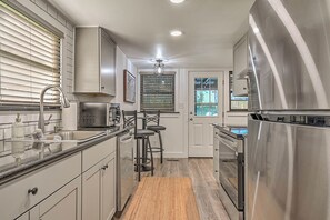 Fridge, microwave, oven, stovetop - Vacations on Vines - 2BR Home close to JCMC, ETSU, & Downtown JC (Johnson City)