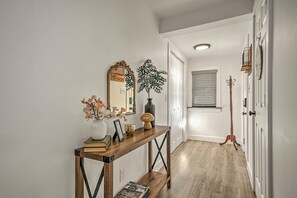 Interior - Vacations on Vines - 2BR Home close to JCMC, ETSU, & Downtown JC (Johnson City)