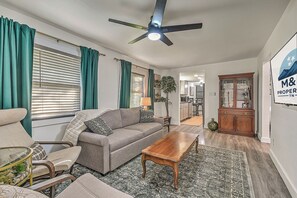 Smart TV, books - Vacations on Vines - 2BR Home close to JCMC, ETSU, & Downtown JC (Johnson City)