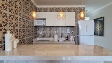 Apartamento básico | Cozinha privada | Geladeira, micro-ondas, talheres/pratos/utensílios de cozinha